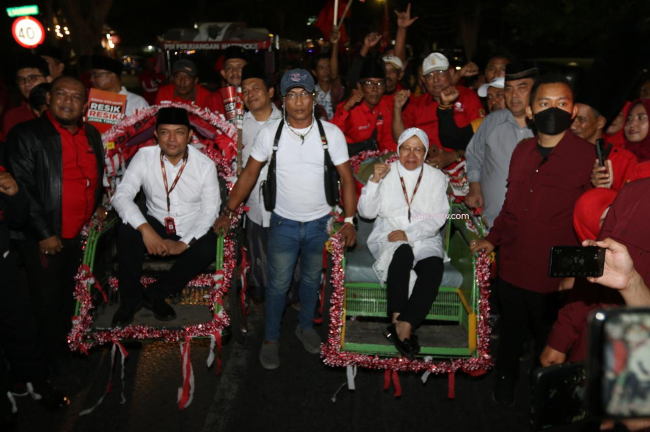 FOTO: Risma - Gus Hans Daftar Cagub di Kantor KPU Jatim