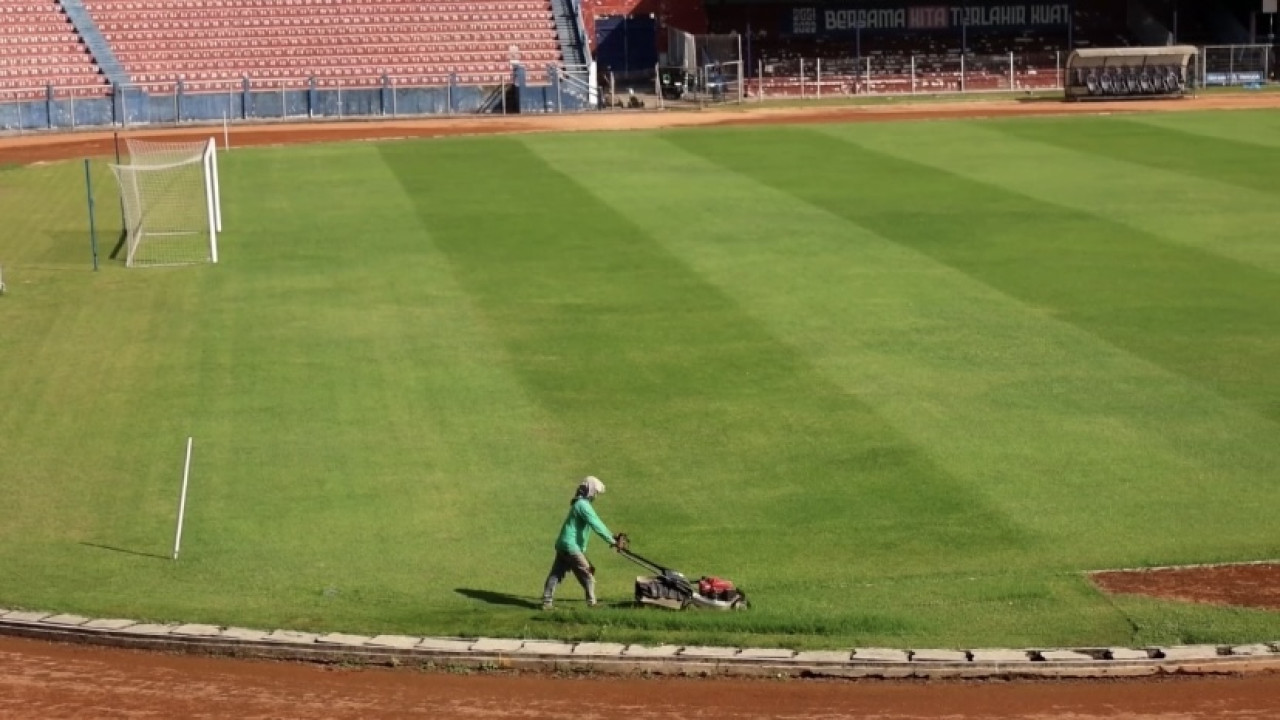 Kondisi rumput Stadion Brawijaya Kediri. (Foto: Yanuar Dedy/jatimnow.com)