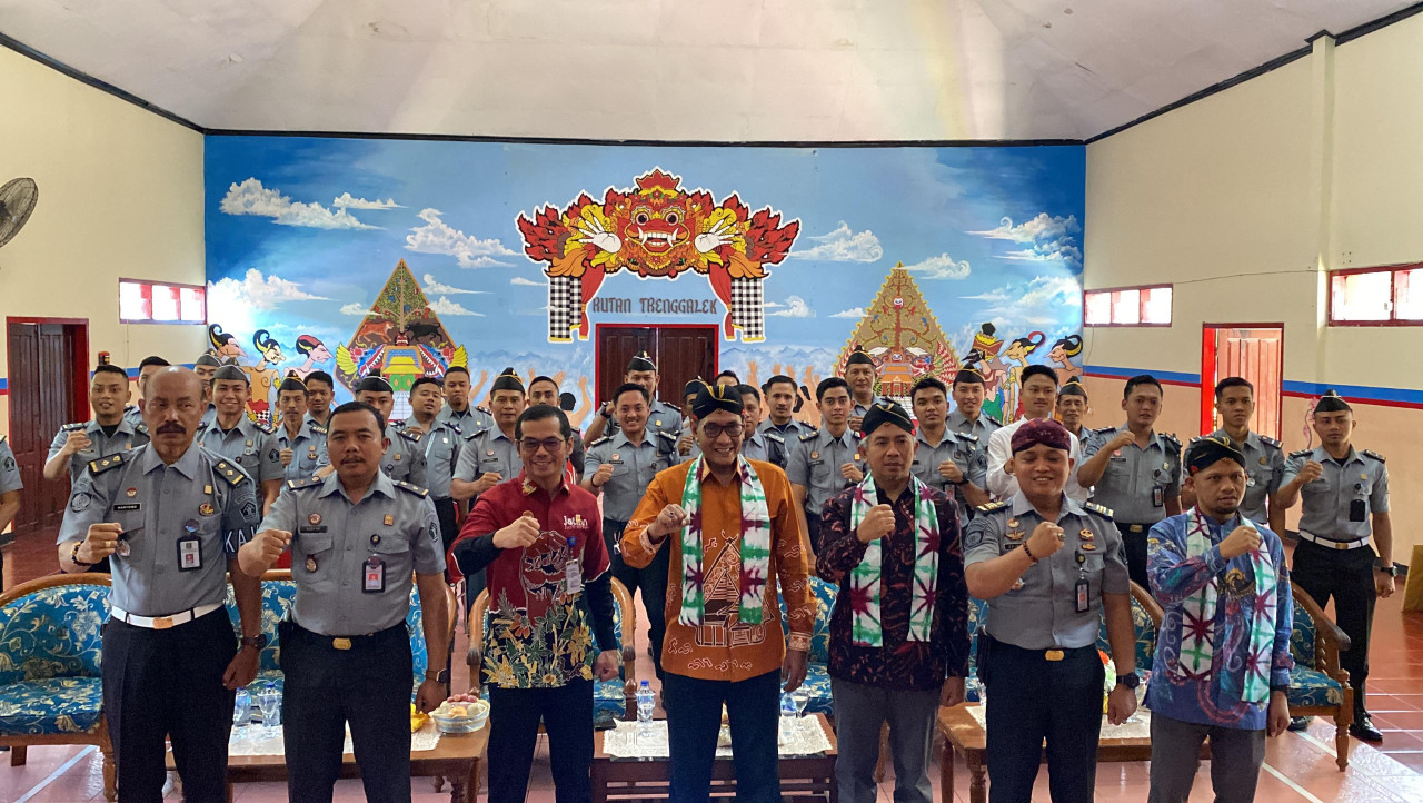 Anggota Ombudsman RI, Johanes Widjiantoro, bersama jajaran Kanwil Kemenkumham Jatim saat berkunjung ke Rutan trenggalek. (Foto: Humas Kemenkumham Jatim for jatimnow.com)