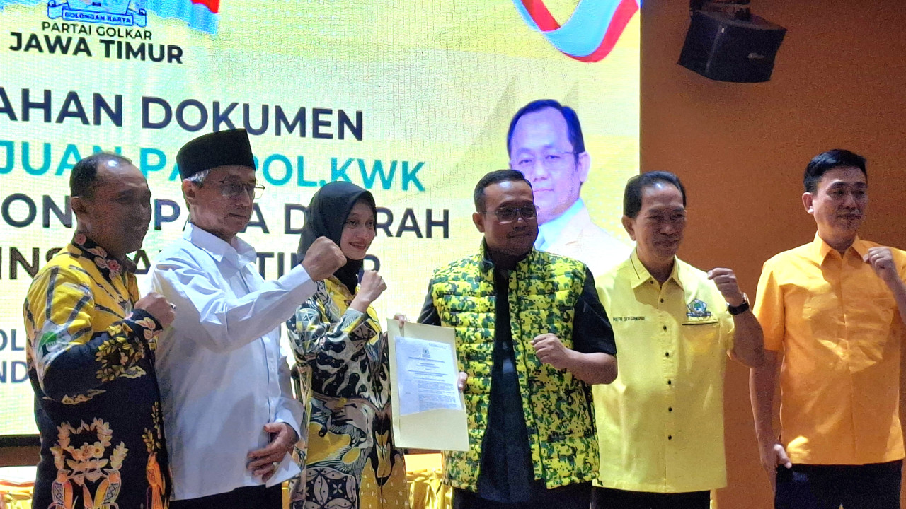 Salah satu pasangan bacakada Vinanda - Qowimudin saat menerima form B1KWK (Foto: Ni'am Kurniawan/jatimnow.com)