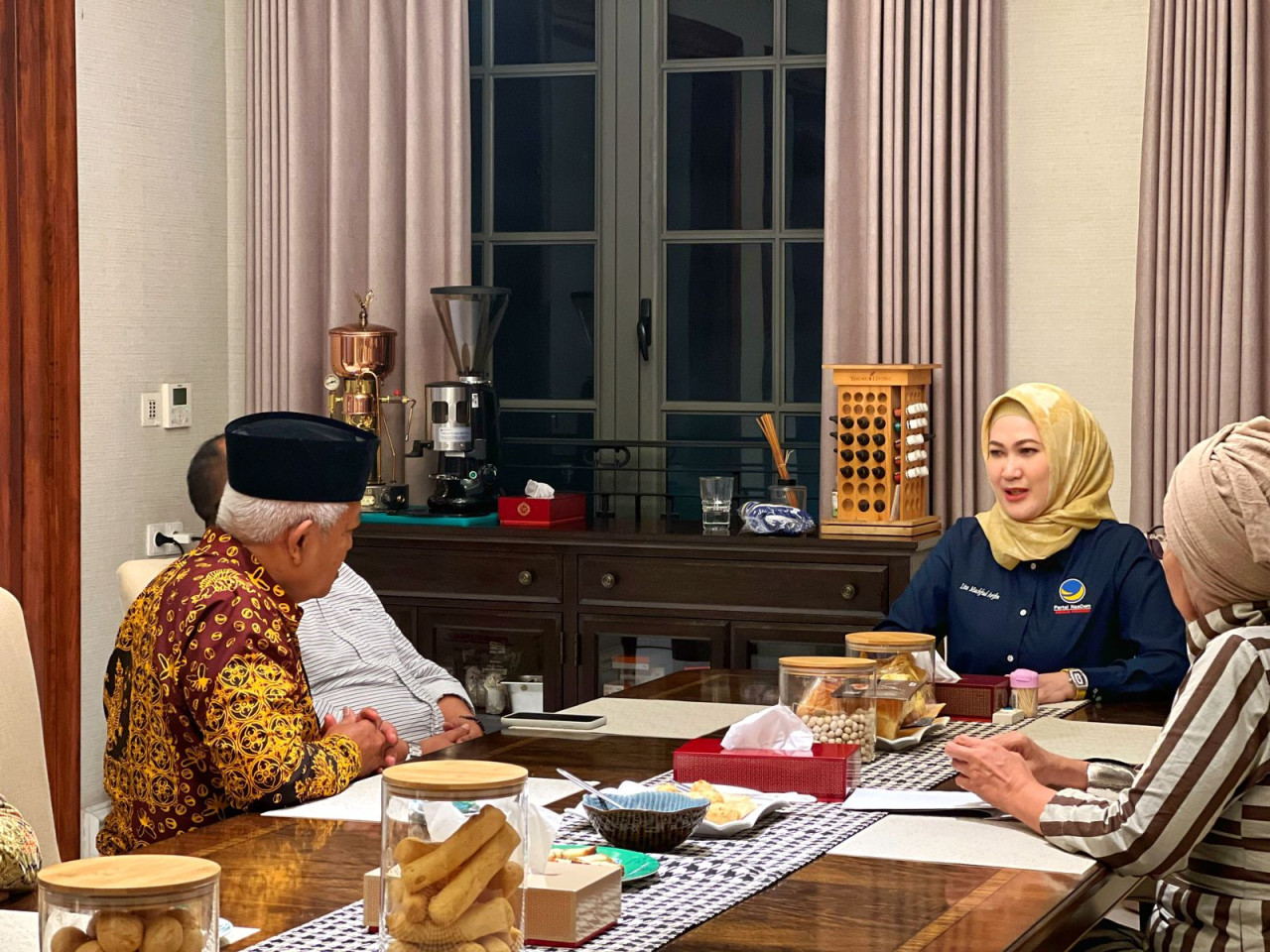 Ketua DPW NasDem Lita Machfud Arifin saat menerima kunjungan silaturahmi mantan Bupati Malang Sanusi di kediamannya. (Foto: Misbahul Munir/jatimnow.com)