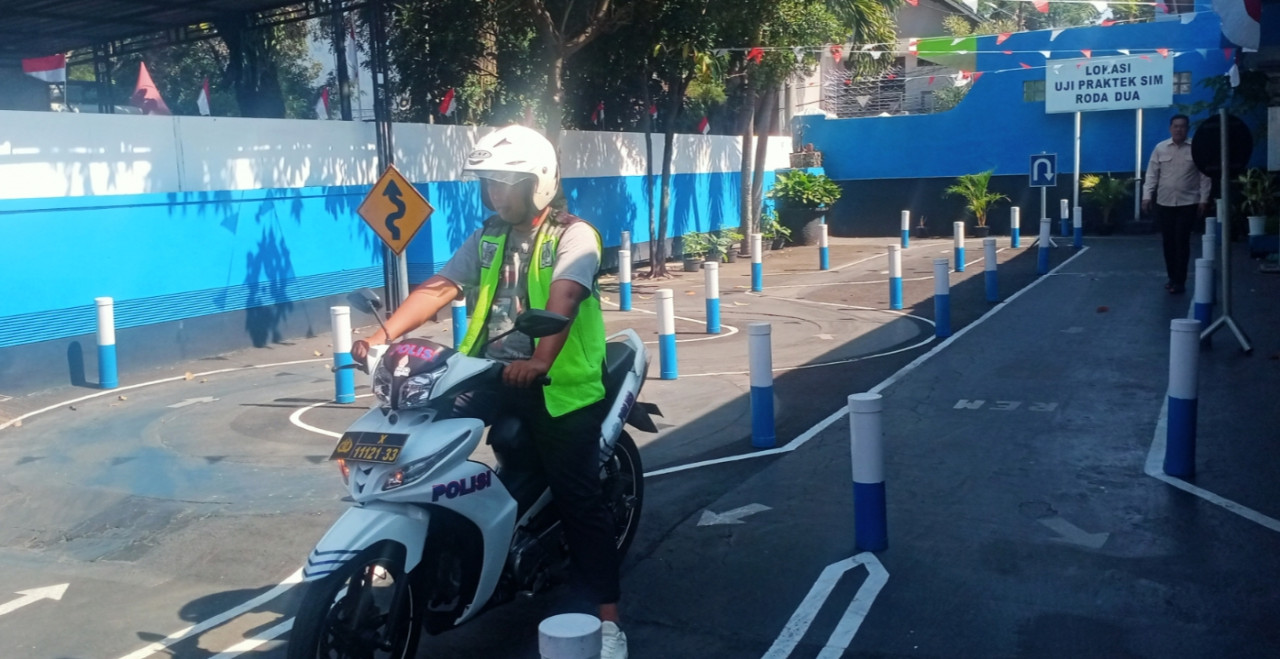 Ilustrasi ujian praktik pembuatan SIM C di Satpas Polresta Malang Kota. (Foto : Gerhana/jatimnow.com)