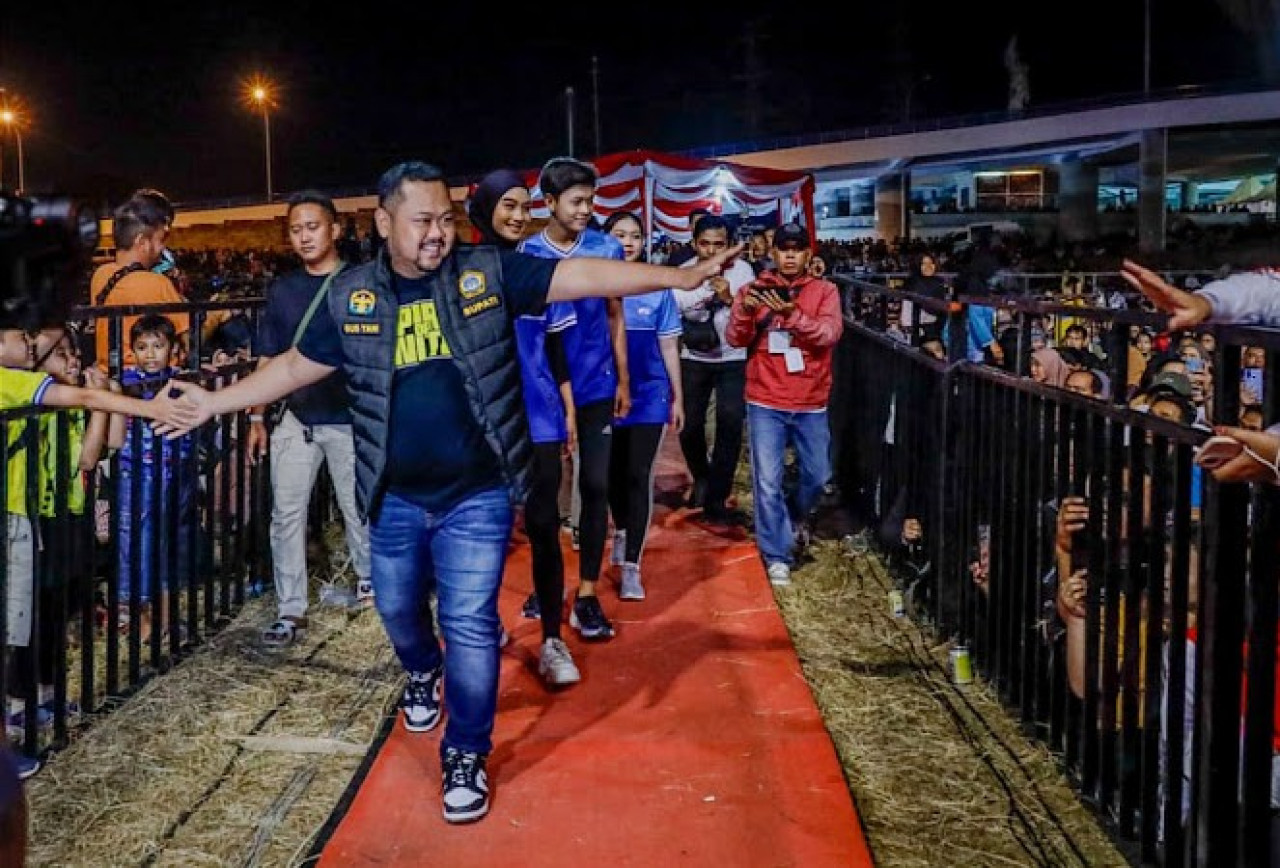 Bupati Gresik Fandi Akhmad Yani di acara soft opening Gelora Joko Samudro Sport Center, Minggu (18/8/2024) malam. (Foto: Kominfo Pemkab Gresik)