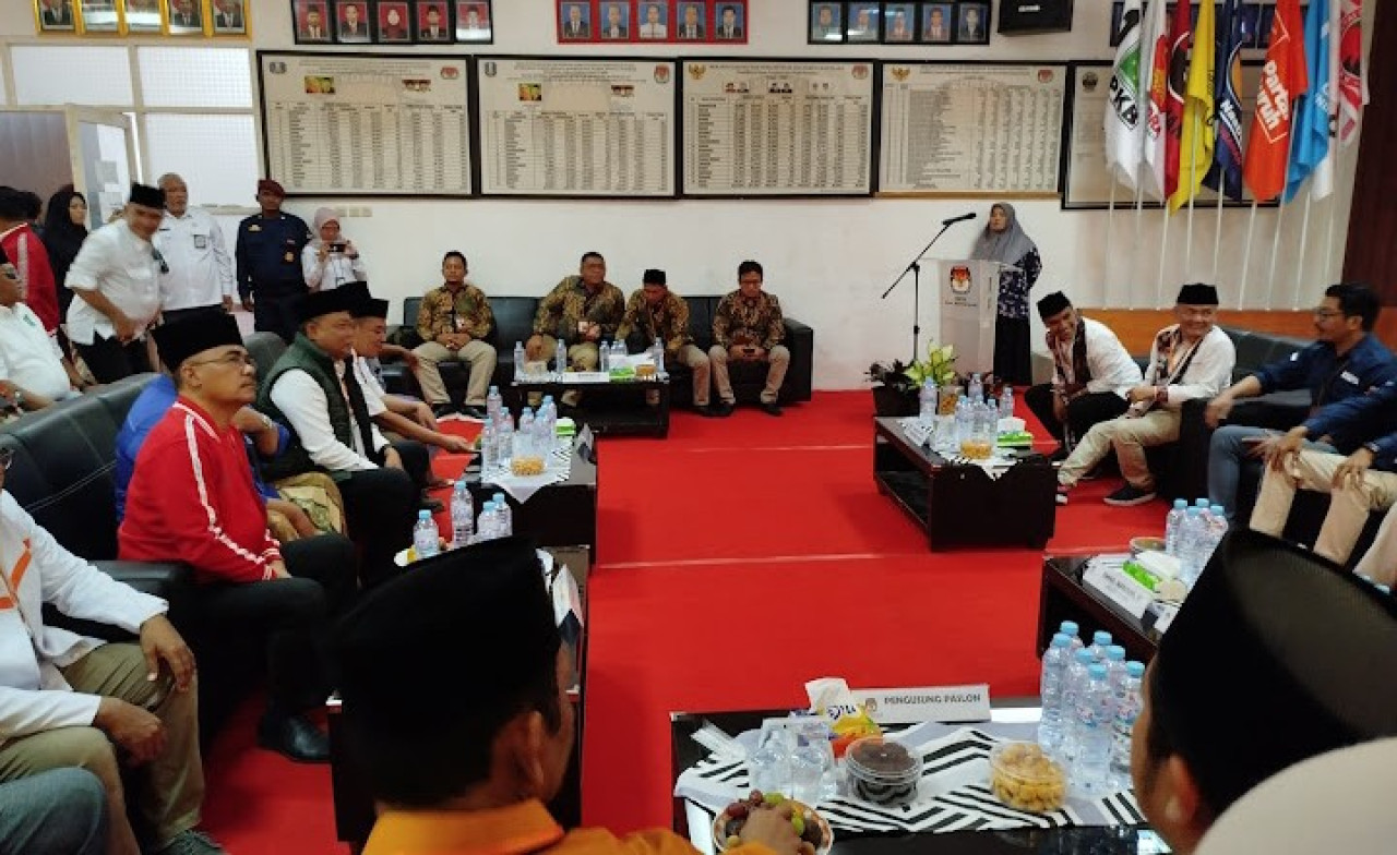 Pasangan Lukman-Fauzan bersama para ketua partai di KPU Bangkalan. (Foto: Fathor Rahman/jatimnow.com)