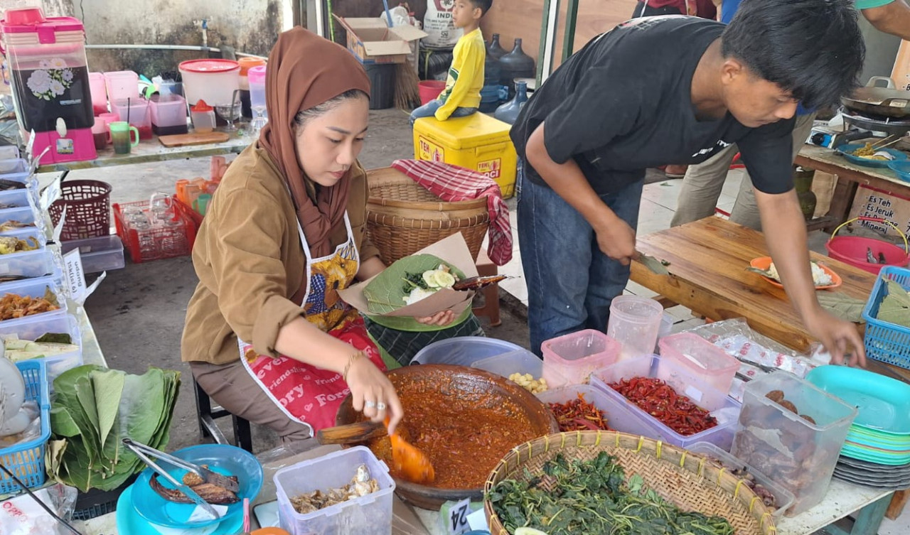 Proses penyajian sego sambel ikan asap Lamongan. (Foto : Adyad Ammy Iffansah/jatimnow.com)