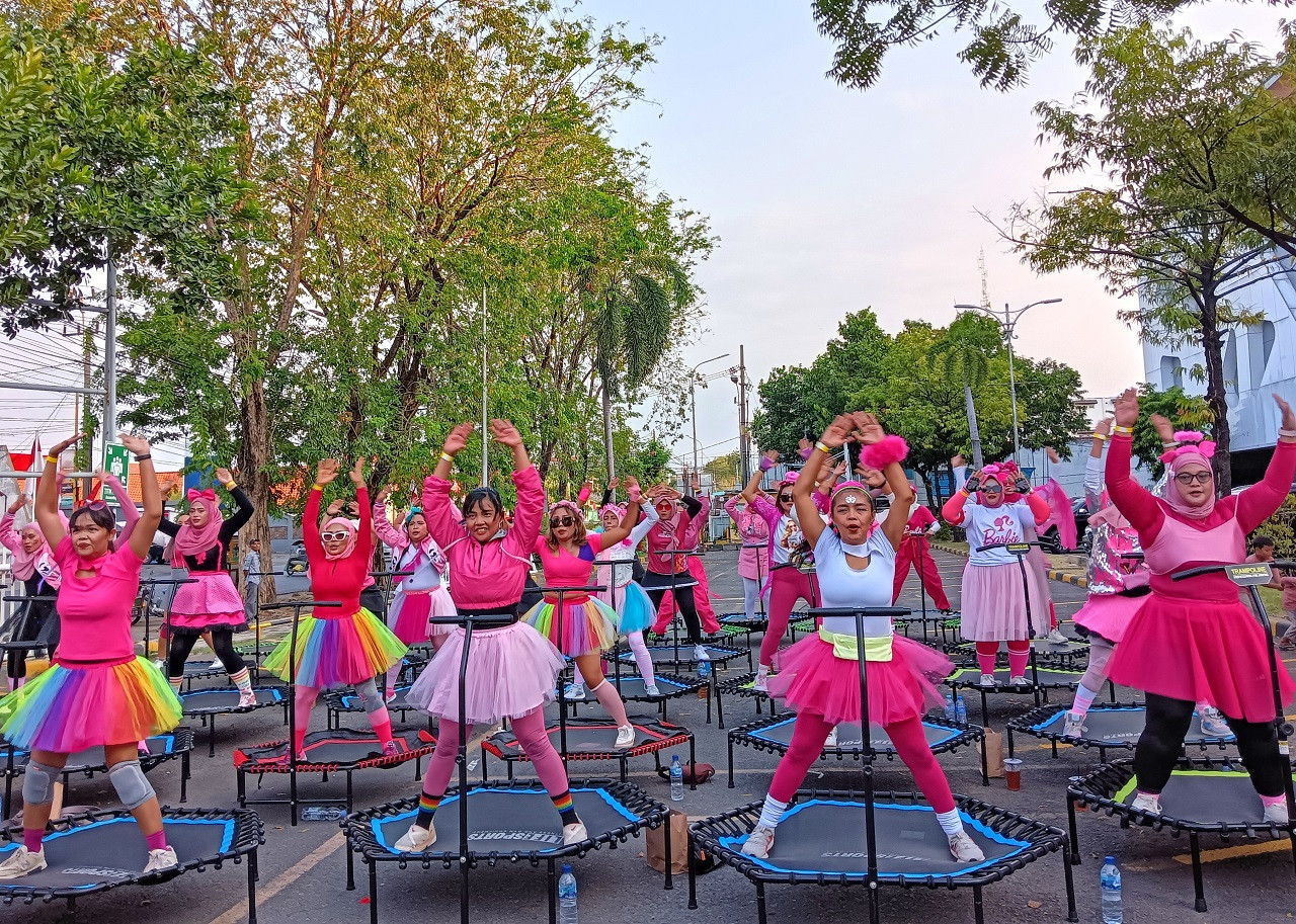 Peserta Trampoline Party dengan dresscode barbiegurl di halaman parkir Ramayana Sidoarjo (Foto: Ciplaz for jatimnow.com).