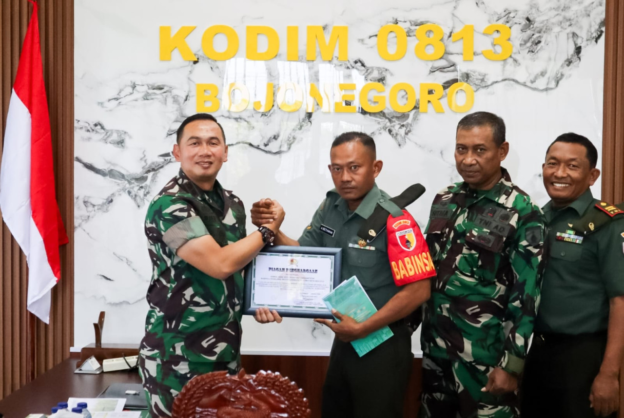 Dandim 0813 Letkol Czi Arief Rochman Hakim saat memberikan penghargaan pada Serda Arik Setiawan (Foto: Humas Kodim 0813 Bojonegoro for jatimnow.com)