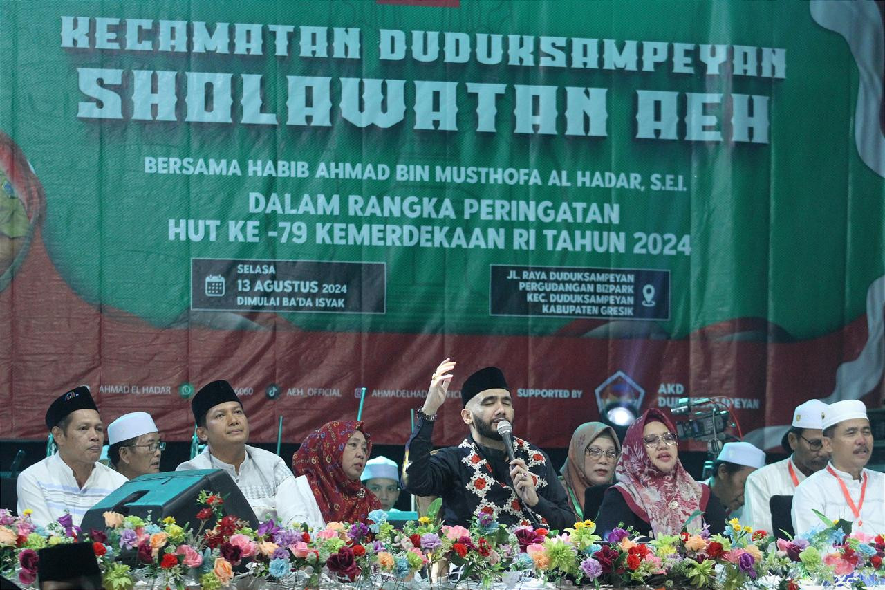 Habib Ahmad bin Musthofa Al Hadar saat memimpin selawatan di Kecamatan Duduksampeyan, Kabupaten Gresik. (Foto: Sahlul Fahmi/jatimnow.com)