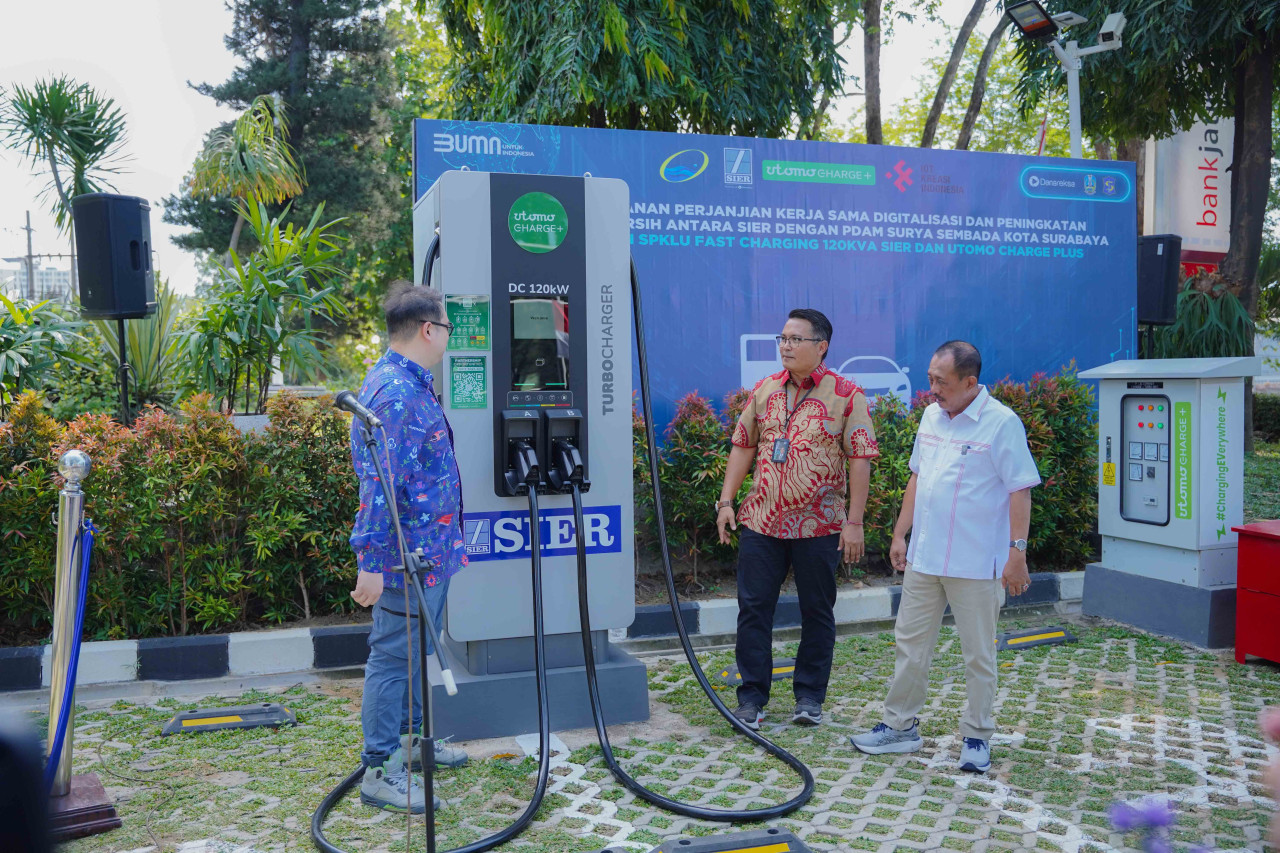 Dirut SIER bersama Wawali Surabaya meresmikan Stasiun Pengisian Listrik (Foto: SIER for jatimnow.com)