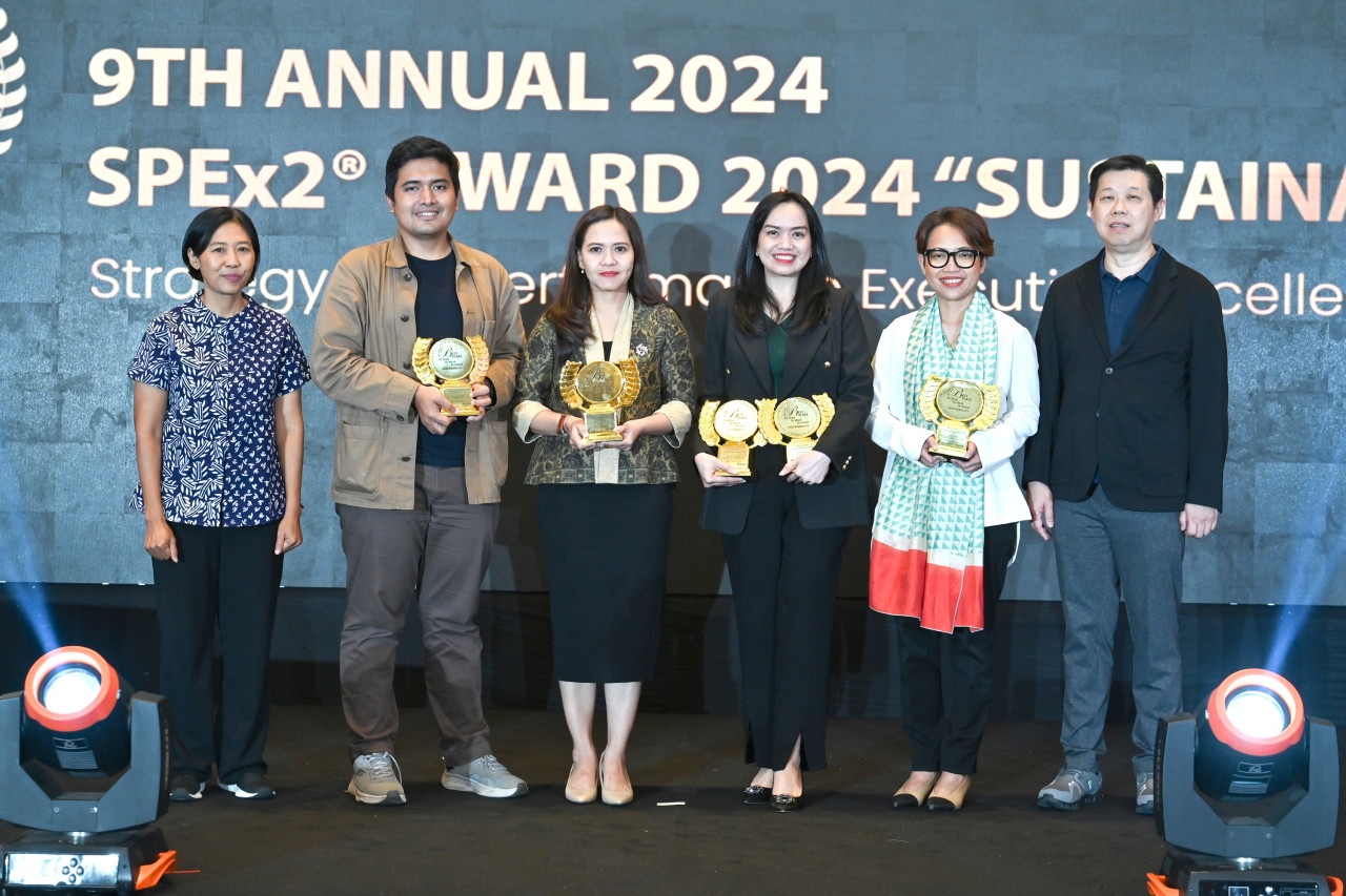 SVP Sustainability Office SIG, Johanna Daunan (kedua kanan) bersama penerima penghargaan pada ajang The 9th Annual SPEx2 Award 2024 di Four Seasons Hotel, Jakarta. (Foto: Humas SIG for jatimo.com)