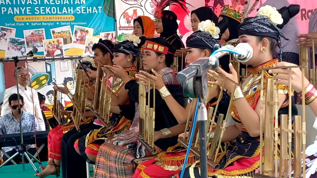 siswa SLBN Campurdarat Tulungagung saat menampilkan karya. (Foto: Bramanta Pamungkas/jatimnow.com)
