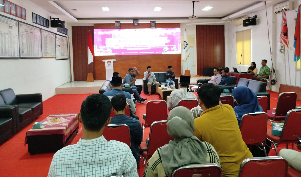 KPU Bangkalan gelar sosialisasi mengenai tahapan pendaftaran calon kepala daerah (cakada) pada Pilkada 2024. (Foto: Fathor Rahman/jatimnow.com)