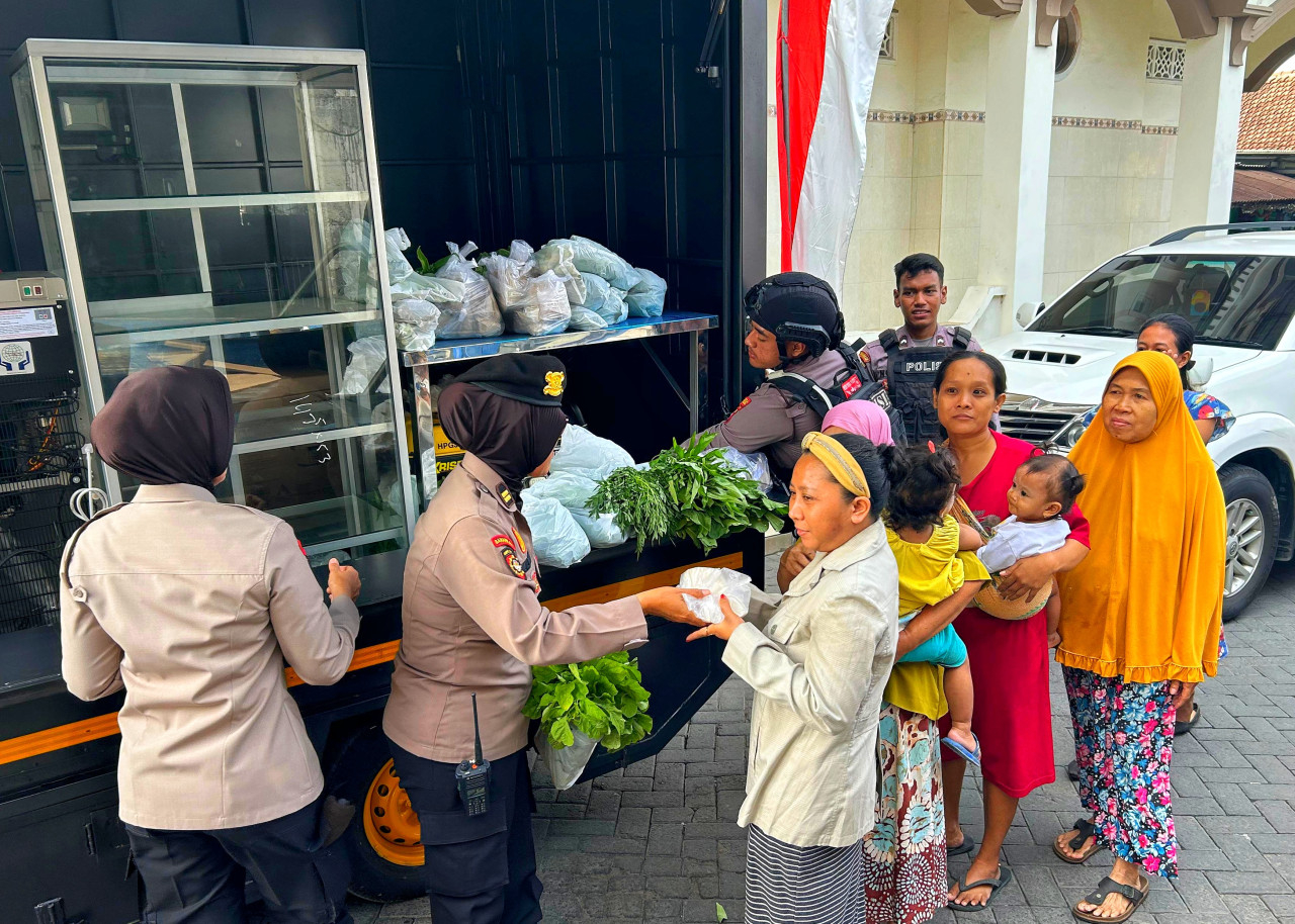 Suasana emak-emak saat menyerbu Mobil Dapur Lapangan di Buduran Sidoarjo. (Foto: Ahaddiini HM/jatimnow.com)