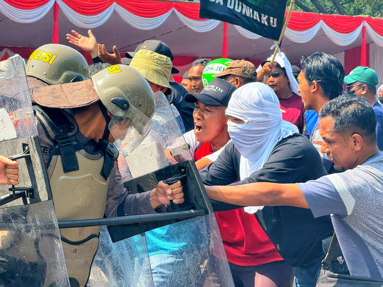 Massa Anarkis Bentrok dengan Aparat Kepolisian di Parkir Timur GOR Sidoarjo