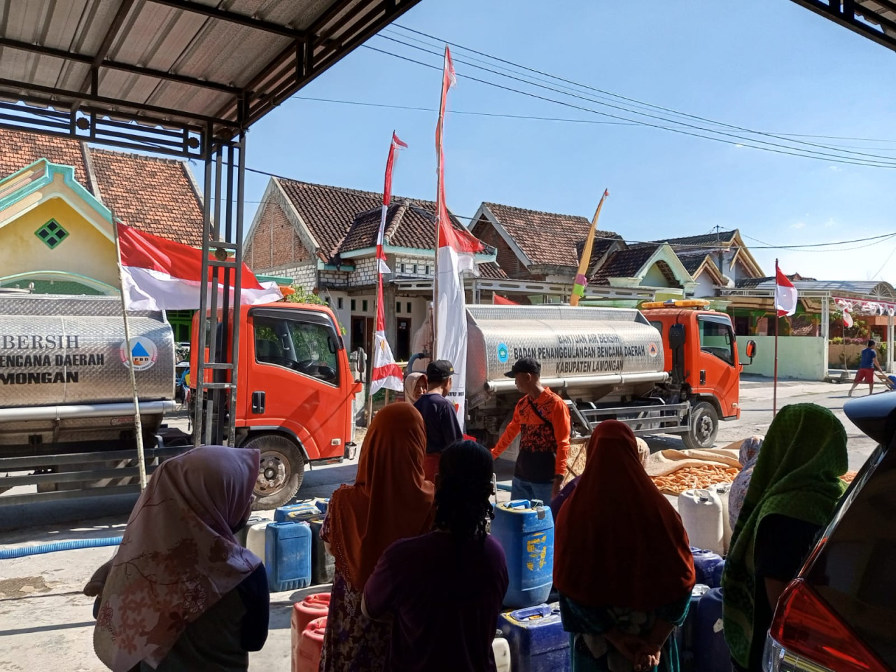 Suplai air bersih yang dilakukan BPBD Lamongan di Kecamatan Tikung. (Foto: Adyad Ammy Iffansah/jatimnow.com)