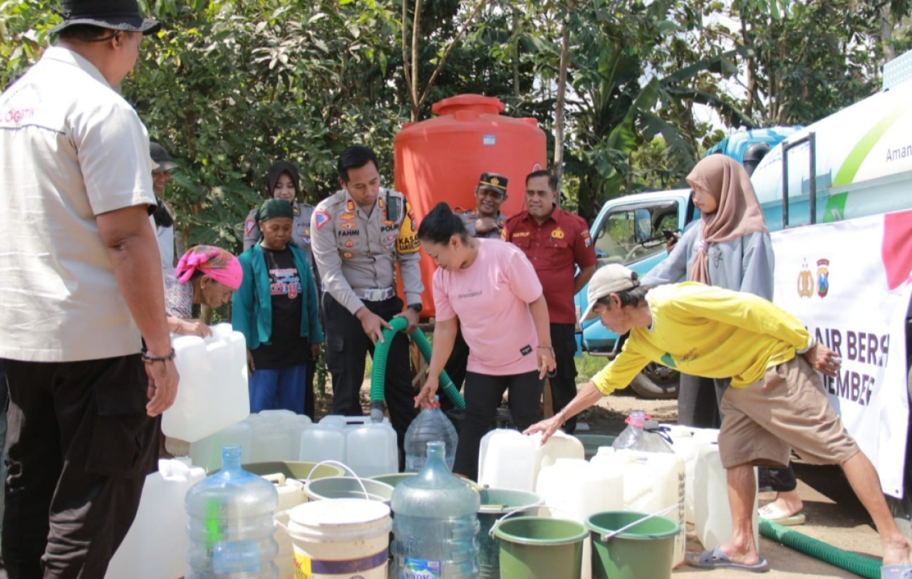 Kekeringan Melanda Kecamatan Kalisat Jember, Polisi Distribusikan Air Bersih