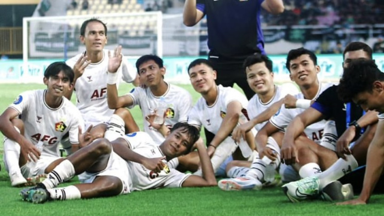 Supriadi merayakan kemenangan bareng skuad Persik Kediri. (Foto: Persik Kediri/jatimnow.com)