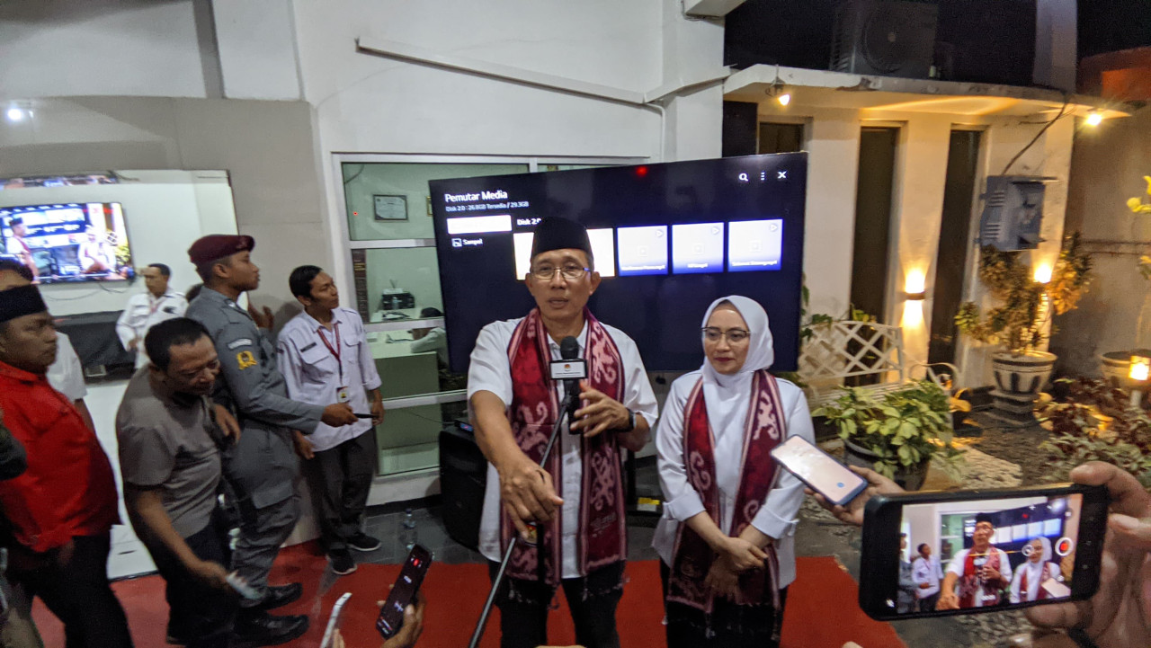 Teguh Haryono dan Farida Hidayati usai mendaftarkan diri ke KPU Bojonegoro (foto : Rizki for jatimnow.com)