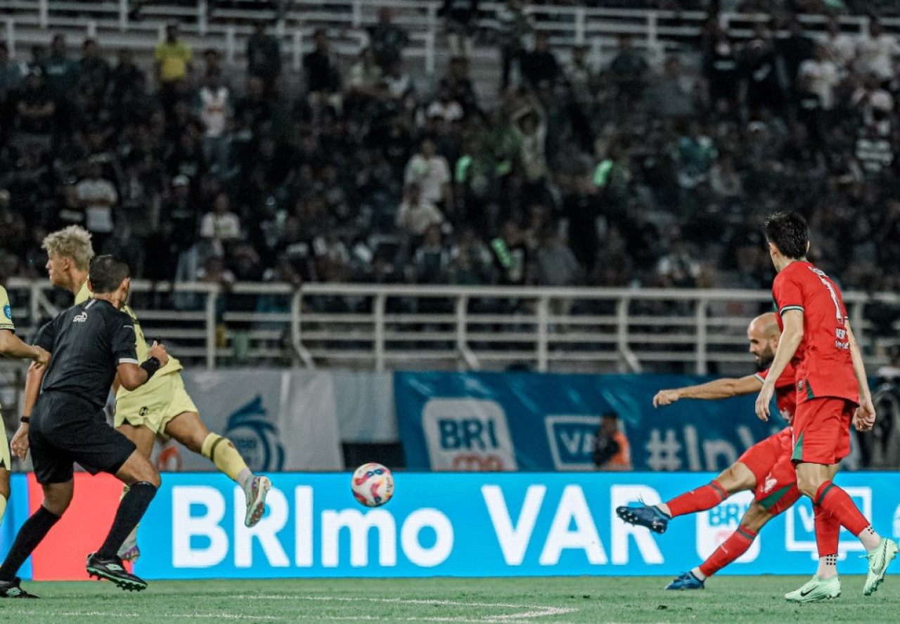 Mohammed Rashid melesatkan tendangan roket. (Foto: Persebaya.id)