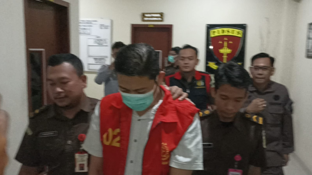 Tersangka saat dikeler menuju Lapas kelas IIA Bojonegoro (foto : Samsul for jatimnow.com)