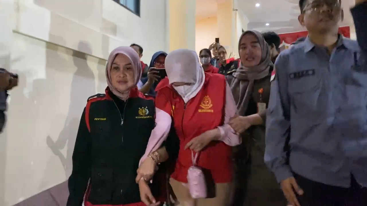 Salah satu tersangka korupsi mobil siaga desa di Bojonegoro. (Foto: Misbahul Munir/jatimnow.com)