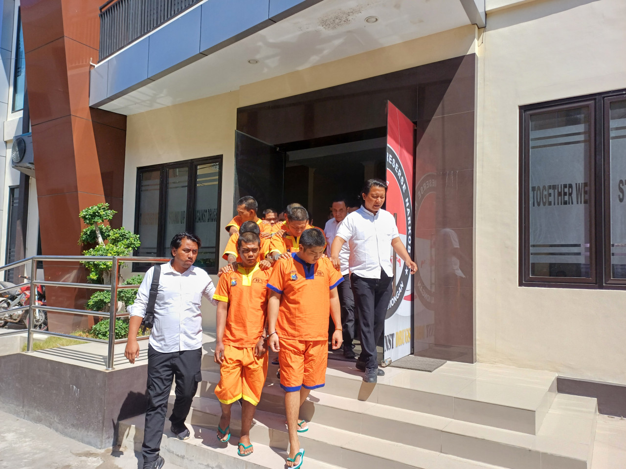 8 orang pengedar narkotika digelandang Satreskoba Polres Lamongan. (Foto : Adyad Ammy Iffansah/jatimnow.com)