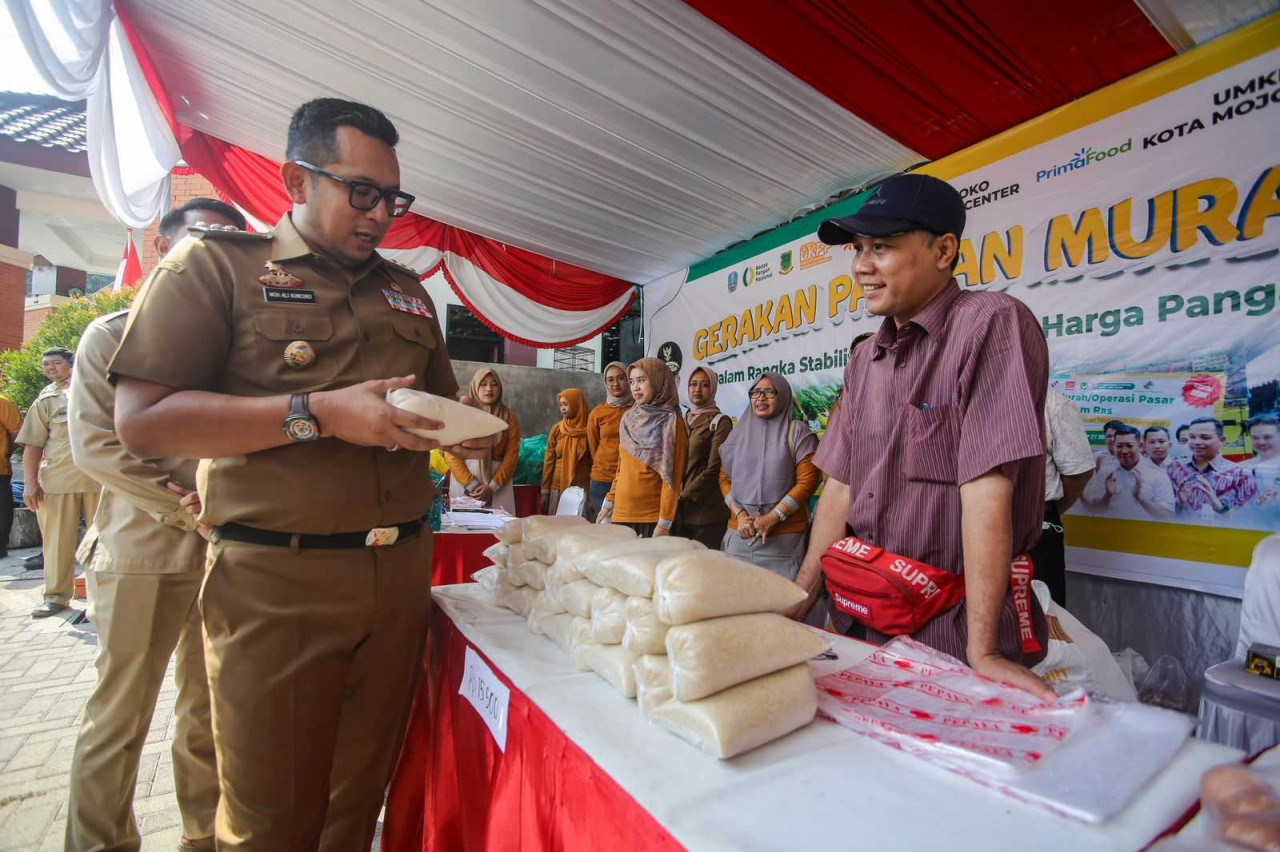 Pj Wali Kota Mojokerto Moh. Ali Kuncoro saat meninjau Gerakan Pangan Murah. (Foto: Humas Pemkot Mojokerto)