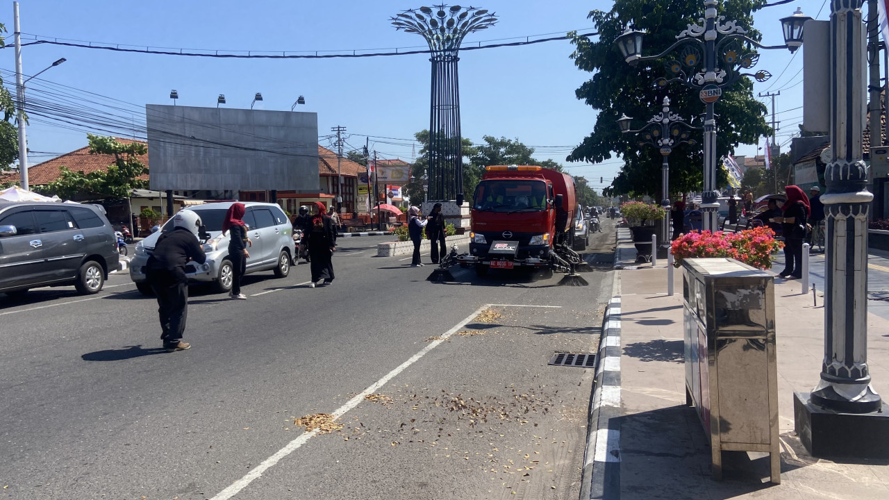 Truk Road Sweeper, kendaraan pembersih jalan. (Foto: Pemkab Ponorogo/jatimnow.com)