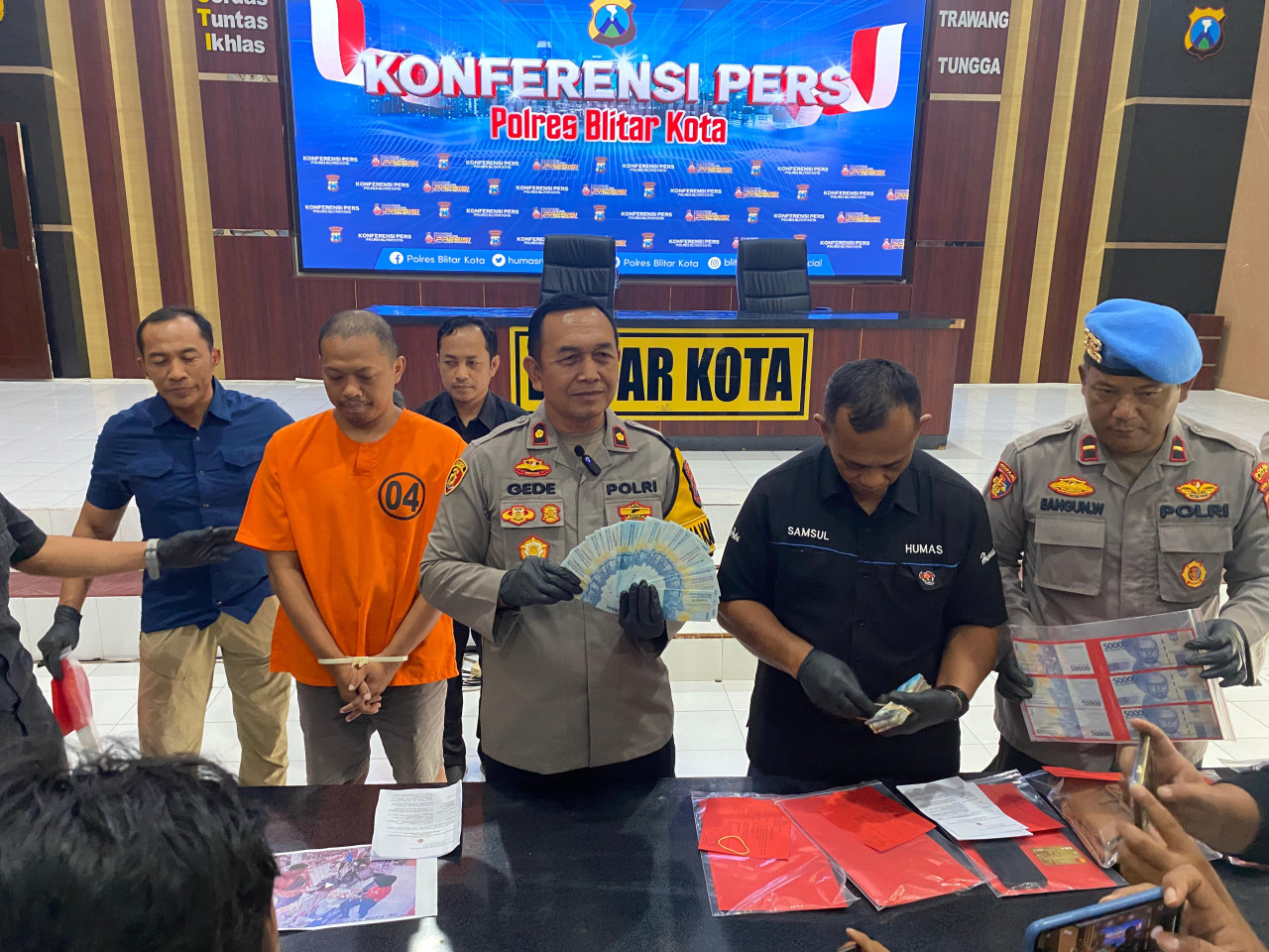 Polisi merilis kasus peredaran uang palsu di Kota Blitar. (dok. Polres Blitar Kota/jatimnow.com)