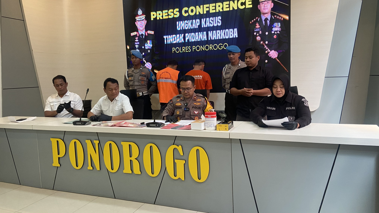 Polres Ponorogo ungkap kasus peredaran sabu-sabu dengan barang bukti seberat 55 gram. (Foto: Ahmad Fauzani/jatimnow.com)
