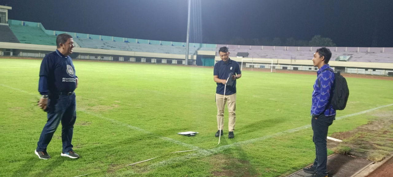 Verifikasi Stadion TSC oleh PT LIB, kandang Persela Lamongan dan Gresik United. (Foto : Adyad Ammy Iffansah/jatimnow.com)