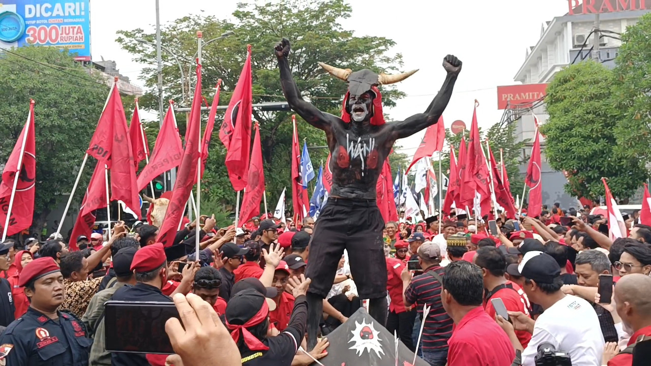 Pasangan Eri - Armuji saat berangkat mendaftar ke KPU Surabaya. (Foto-foto: Misbahul Munir/jatimnow.com)