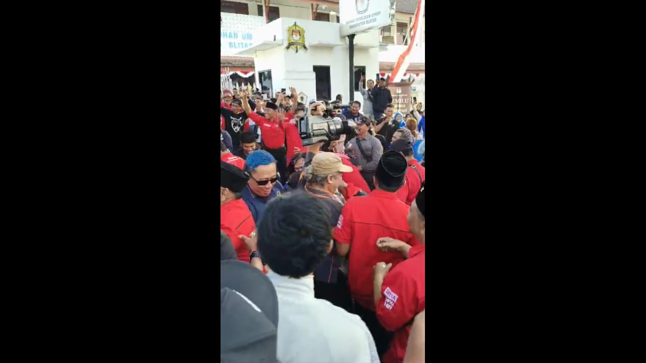 Aksi sebar uang yang dilakukan setelah pasangan Rijanto Beky mendaftar di KPU Blitar. (Foto: Tangkapan layar video for jatimnow.com)