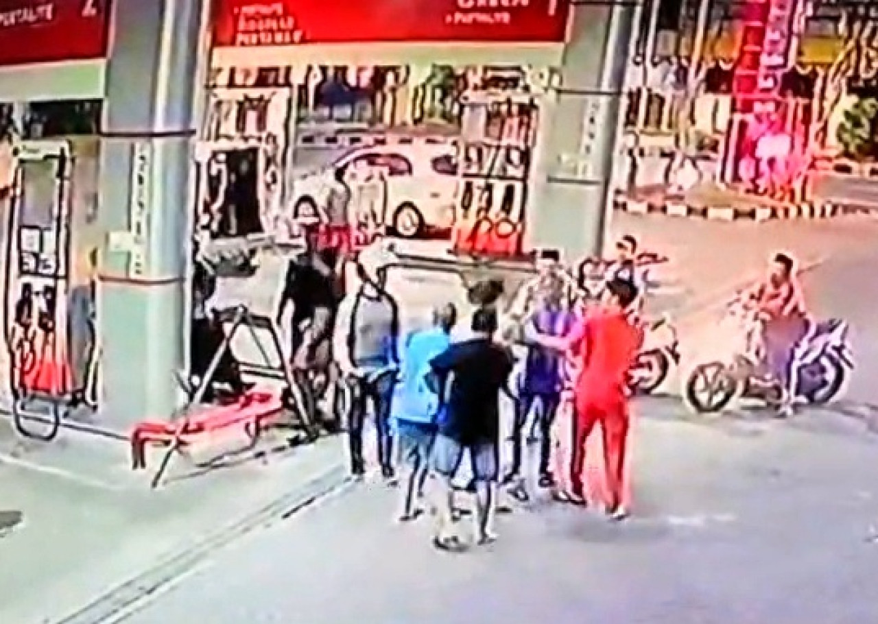 Tangkapan layar CCTV SPBU jalan Pahlawan Sidoarjo saat kejadian pengeroyokan seusai korban menegur terduga pelaku. (Foto: SPBU jalan Pahlawan Sidoarjo for jatimnow.com)