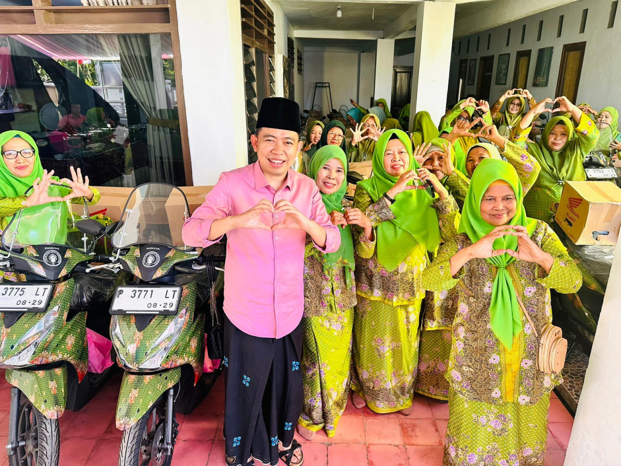 Gus Fawait serahkan motor kepada Muslimat Kencong. (Foto: Khus for jatimnow.com)