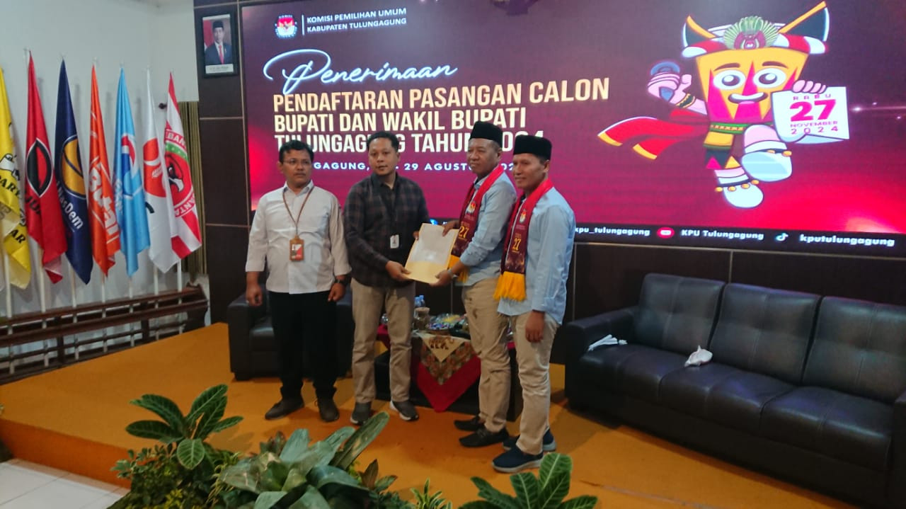 Pasangan Gatut Sunu Wibowo dan Ahmad Baharudin saat mendaftar ke KPU Tulungagung. (Foto: Bramanta Pamungkas/jatimnow.com)