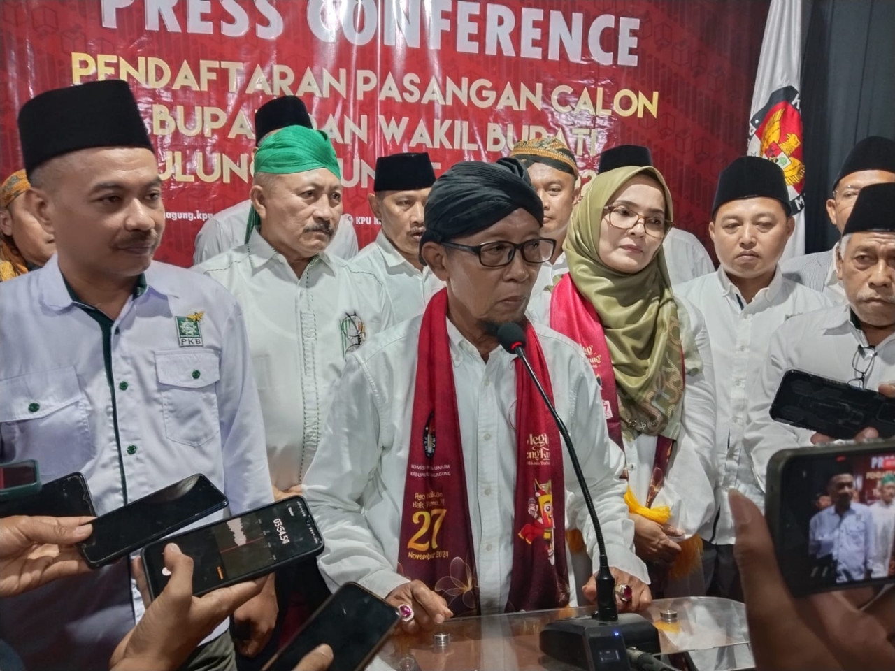 Pasangan Budi Setyahadi dan Susilowati saat mendaftar di KPU Tulungagung. (Foto: Bramanta Pamungkas/jatimnow.com)