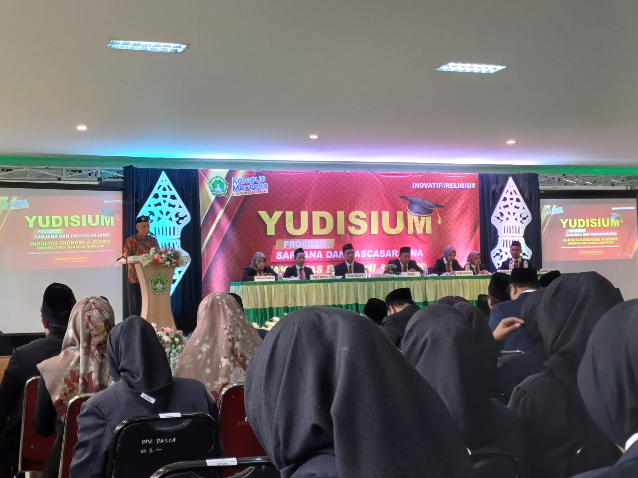 Yudisium FEB Unisla Lamongan, jajaran dekan memberi wejangan kepada ratusan wisudawan/wisudawati. (Foto: Adyad Ammy Iffansah/jatimnow.com)