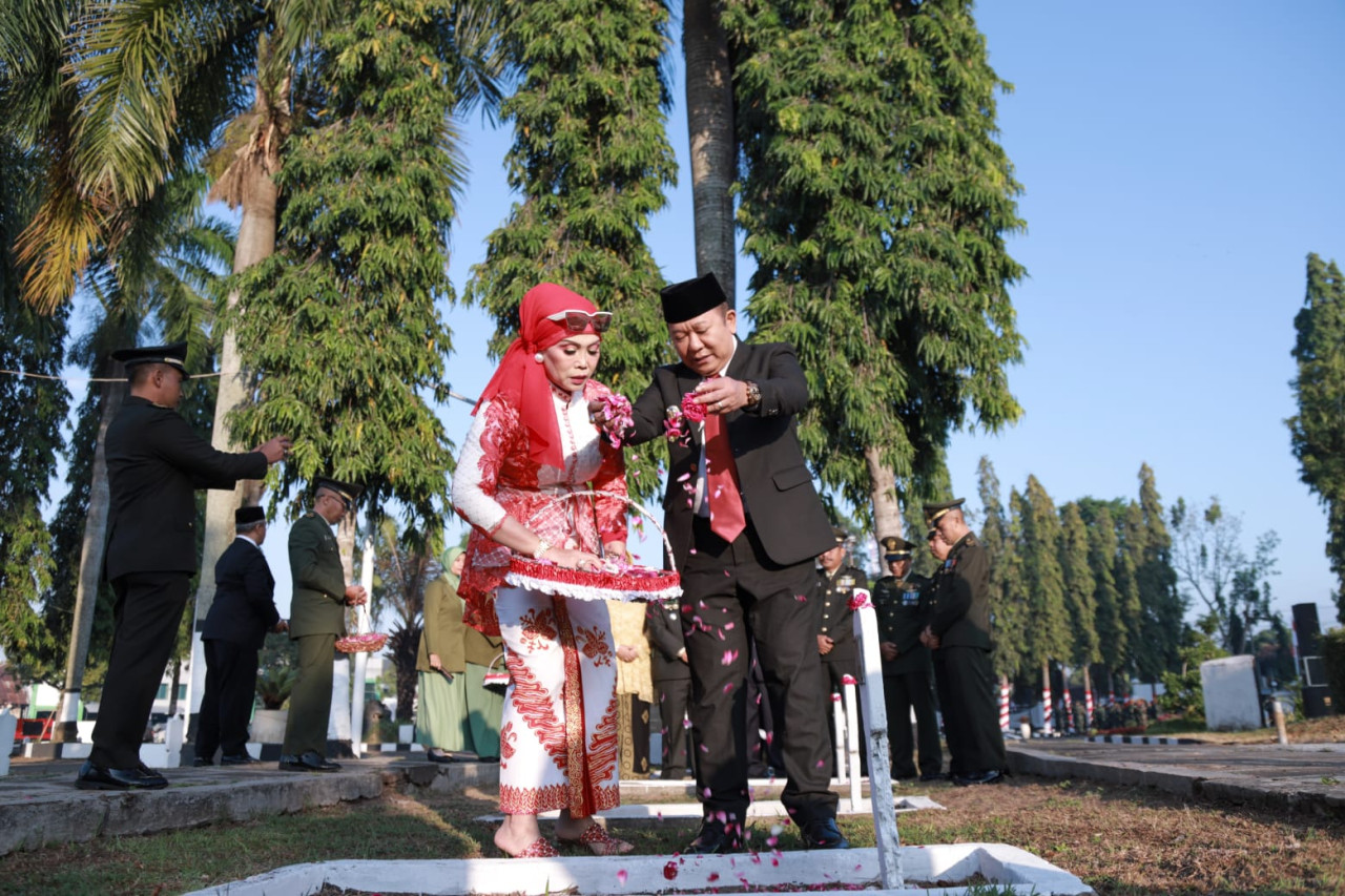 Bupati Hendy bersama istri melakukan ziarah dan tabur bunga di makam pahlawan (Foto: Diskominfo/jatimnow.com)