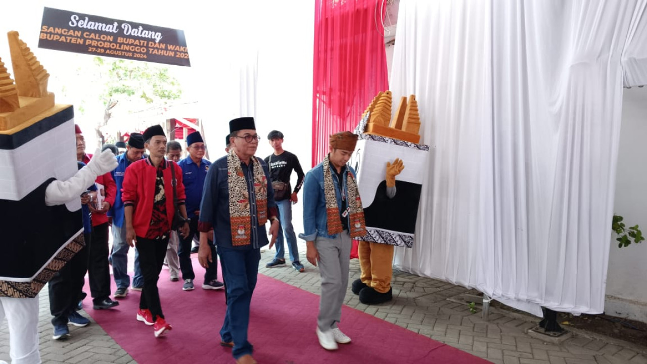 Zulmi-Rasit bersama partai pendukung kembali mendatangi Kantor KPU Kabupaten Probolinggo (Haryo Agus/jatimnow.com)