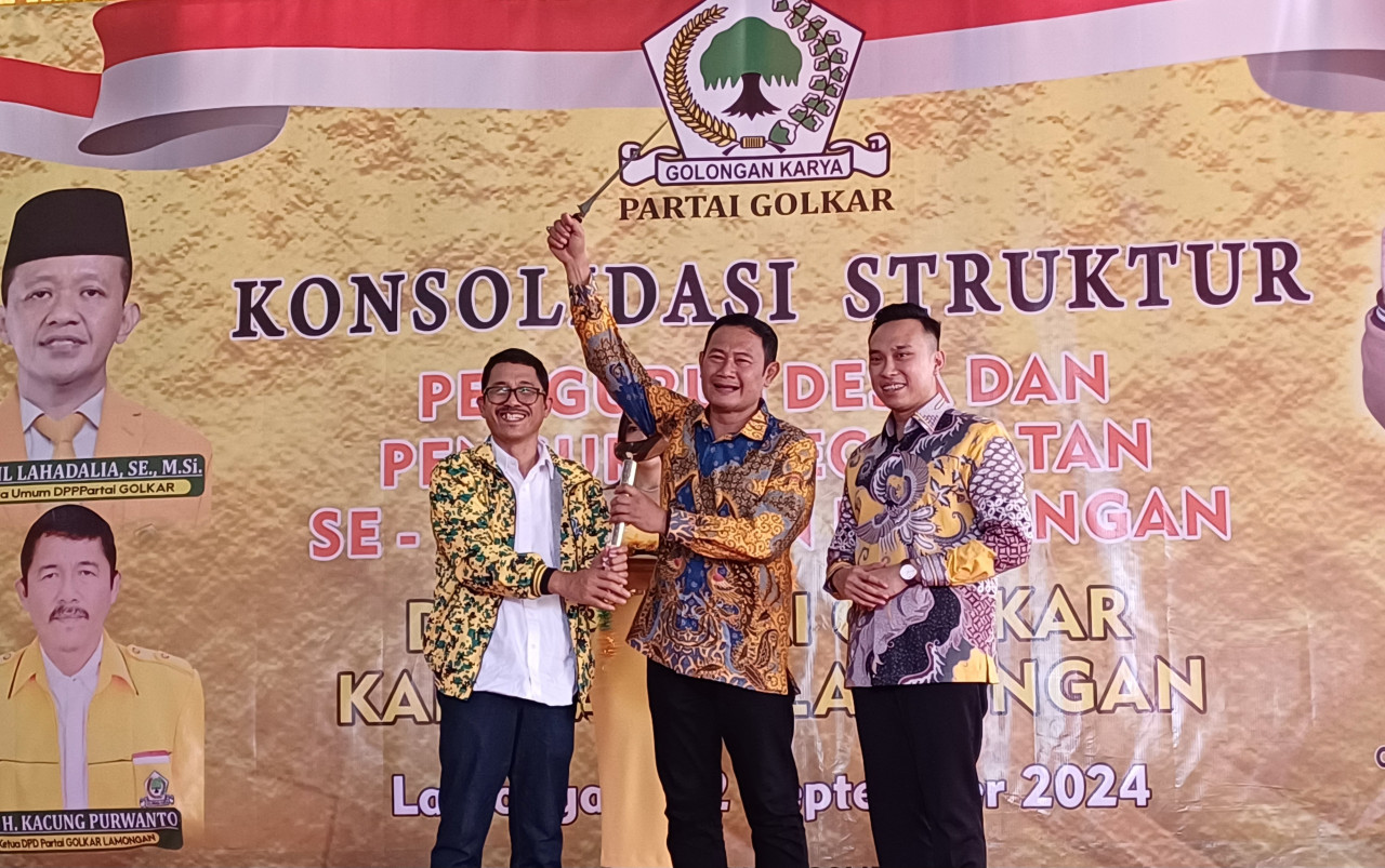 Paslon Yes - Dirham saat menghadiri konsolidasi DPD Partai Golkar Lamongan. (Foto-foto: Adyad Ammy Iffansah/jatimnow.com)