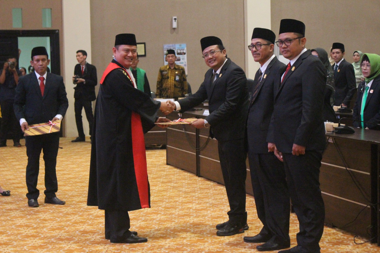 3 pimpinan DPRD Lamongan saat pengambilan sumpah janji dan dilantik. (Foto: Adyad Ammy Iffansah/jatimnow.com)