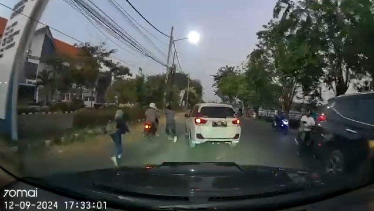 Aksi begal terekam kamera dashcam (kamera mobil). (Foto: tangkapan layar media sosial for jatimnow.com