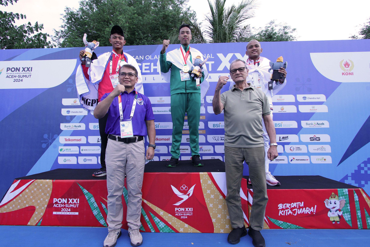 Atlet selam Muhammad Amirullah Al Farizi (tengah) saat upacara penghormatan pemenang (UPP) di Kolam Tirta Raya Banda Aceh. (Foto: Sahlul Fahmi/jatimnow.com)