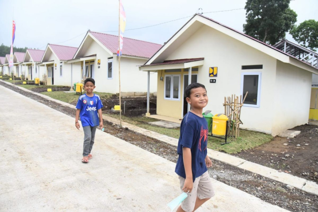 Anak-anak tersenyum ceriah di rumah baru mereka di Bumi Semeru Damai. (Foto: Ni'am Kurniawan/jatimnow.com)