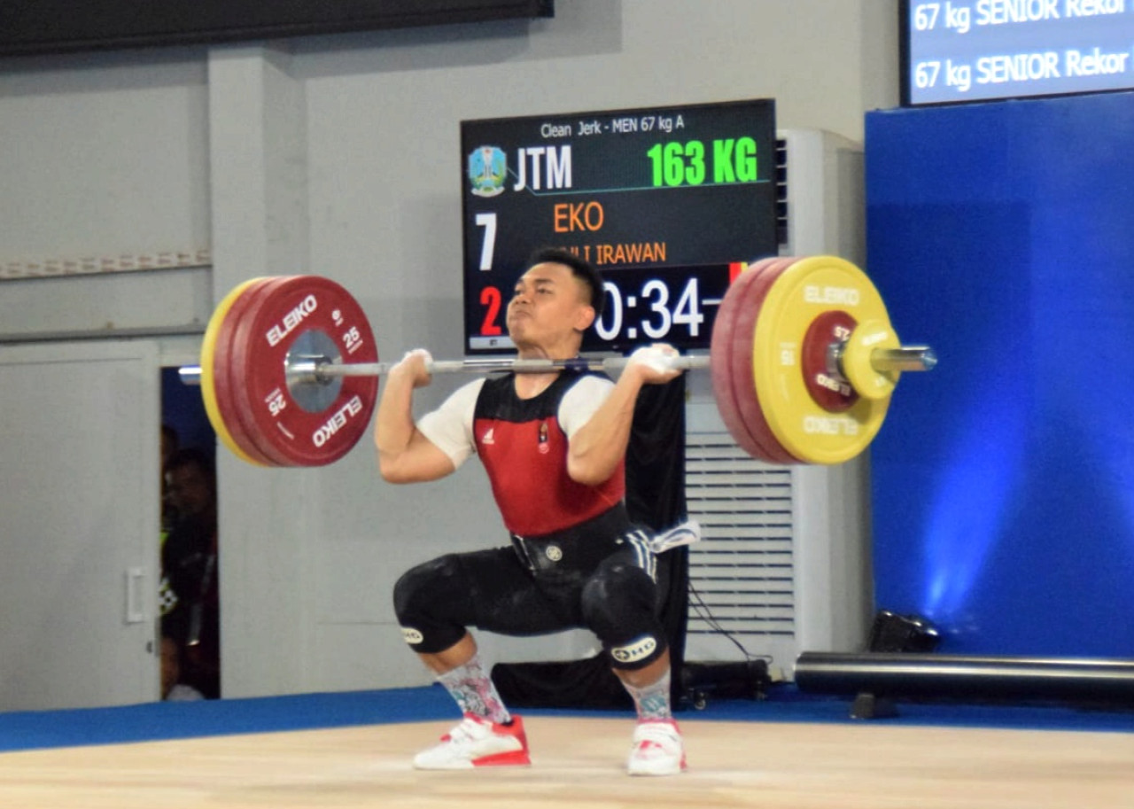 Eko Yuli Irawan saat melakukan angkatn di PON XXI Aceh-Sumut 2024.di Gedung PABBSI Komplek Stadion Harapan Bangsa, Aceh. (Foto: KONI Jatim for jatimnow.com)