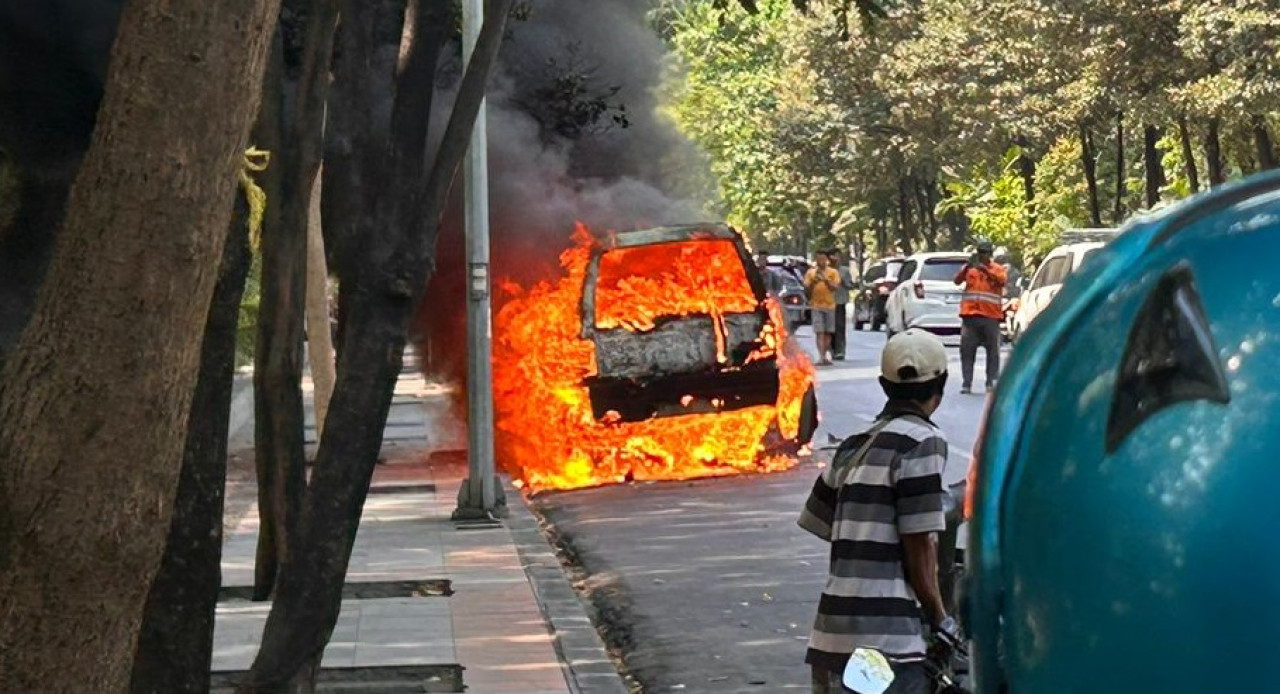 Kebakaran angkot di SSurabaya. (Foto: WAG)