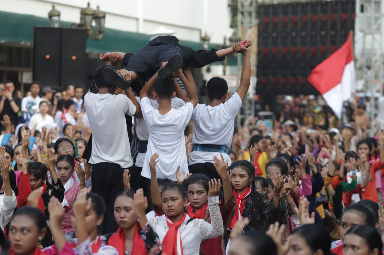 Teatrikal perobekan bendera Belanda (Foto: Disbudpar Surabaya/jatimnow.com)