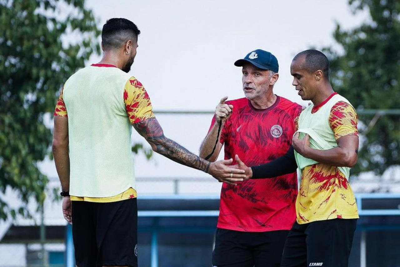 Joel Cornelli saat memberi arahan pemainnya. (Foto: PT LIB)