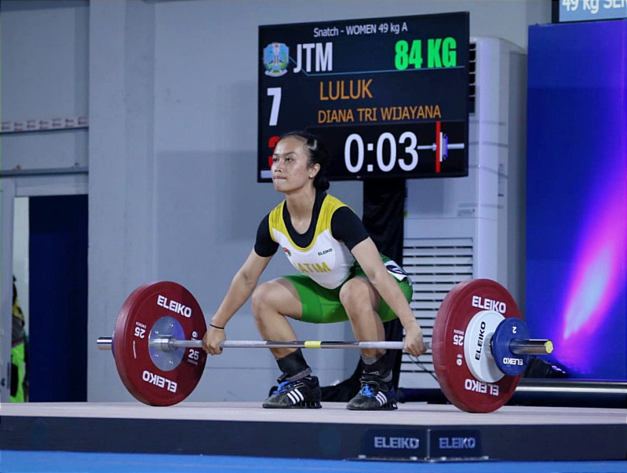 Atlet angkat besi putri Jatim Luluk Diana Tri Wijaya turut menyumbangkan emas bagi kontingen Jatim di PON XXI 2024 Aceh-Sumut. (Foto: KONI Jatim)